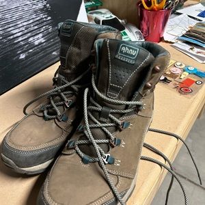 Ahnu womens hikers great condition